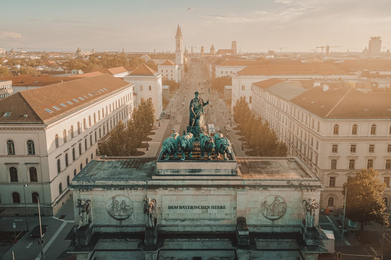 Siegestor in München im Morgenlicht, aus der Luft