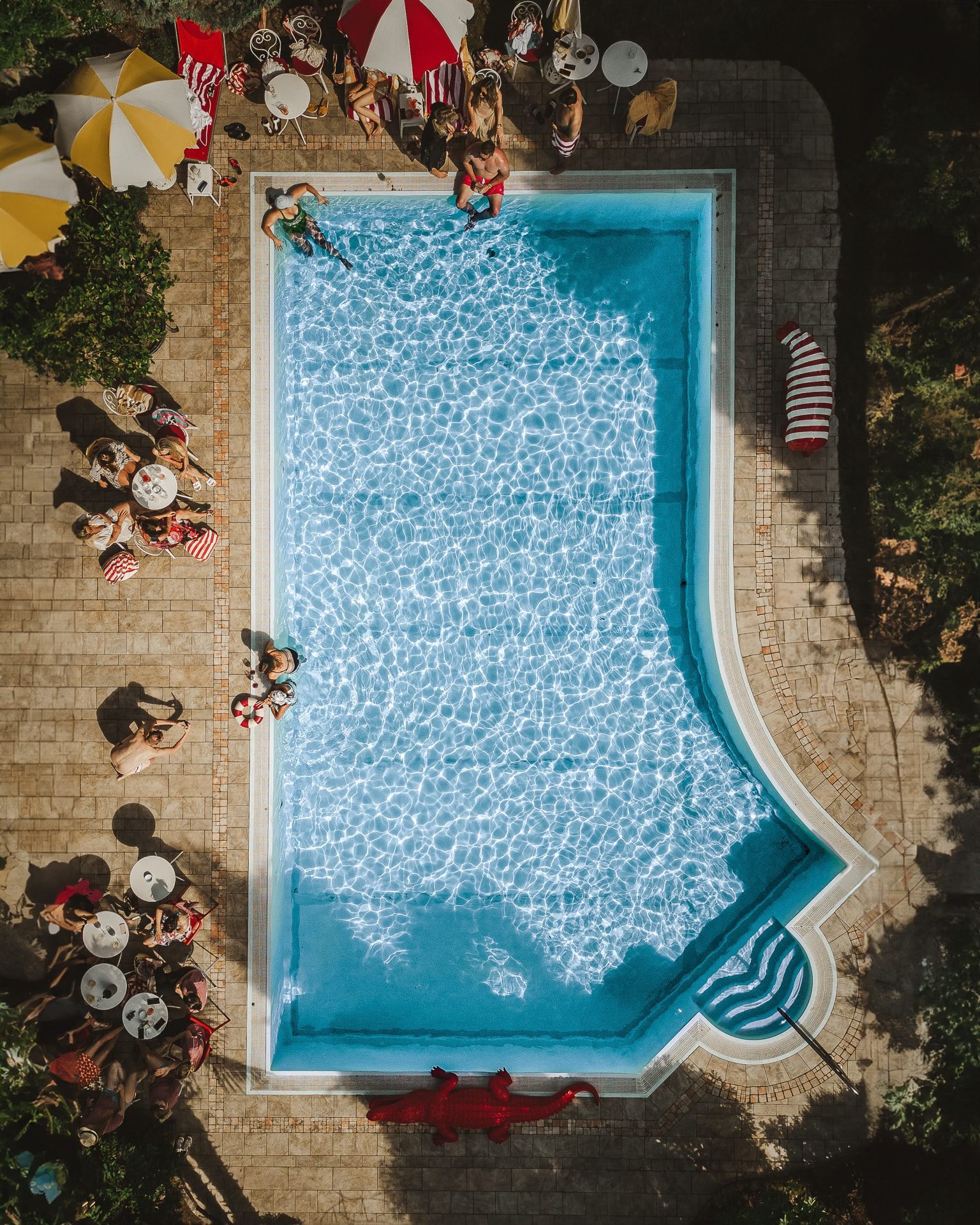 Freibad von oben mit Sonnenschirmen