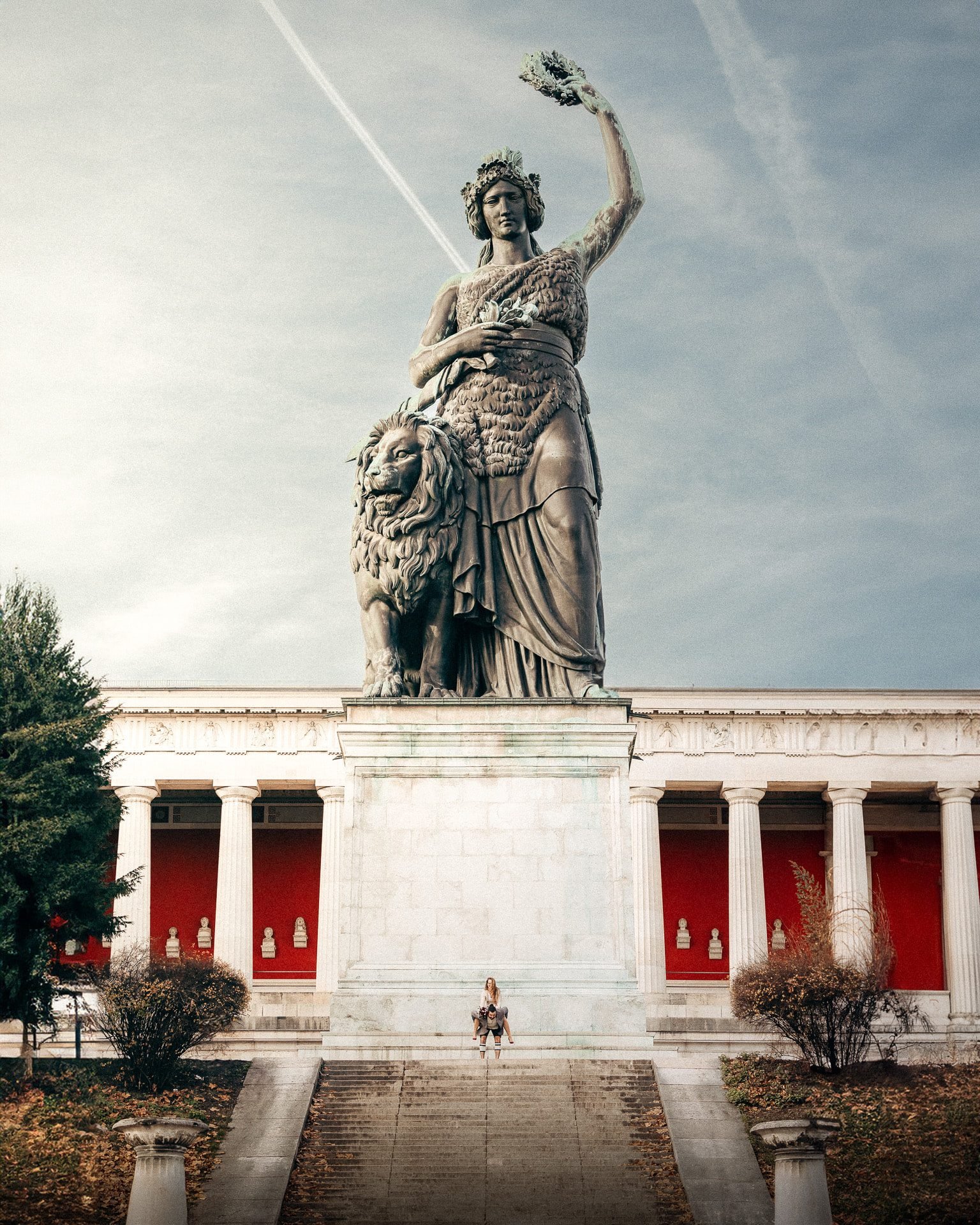 Brautpaar, winzig vor der Bavaria und der Ruhmeshalle in München