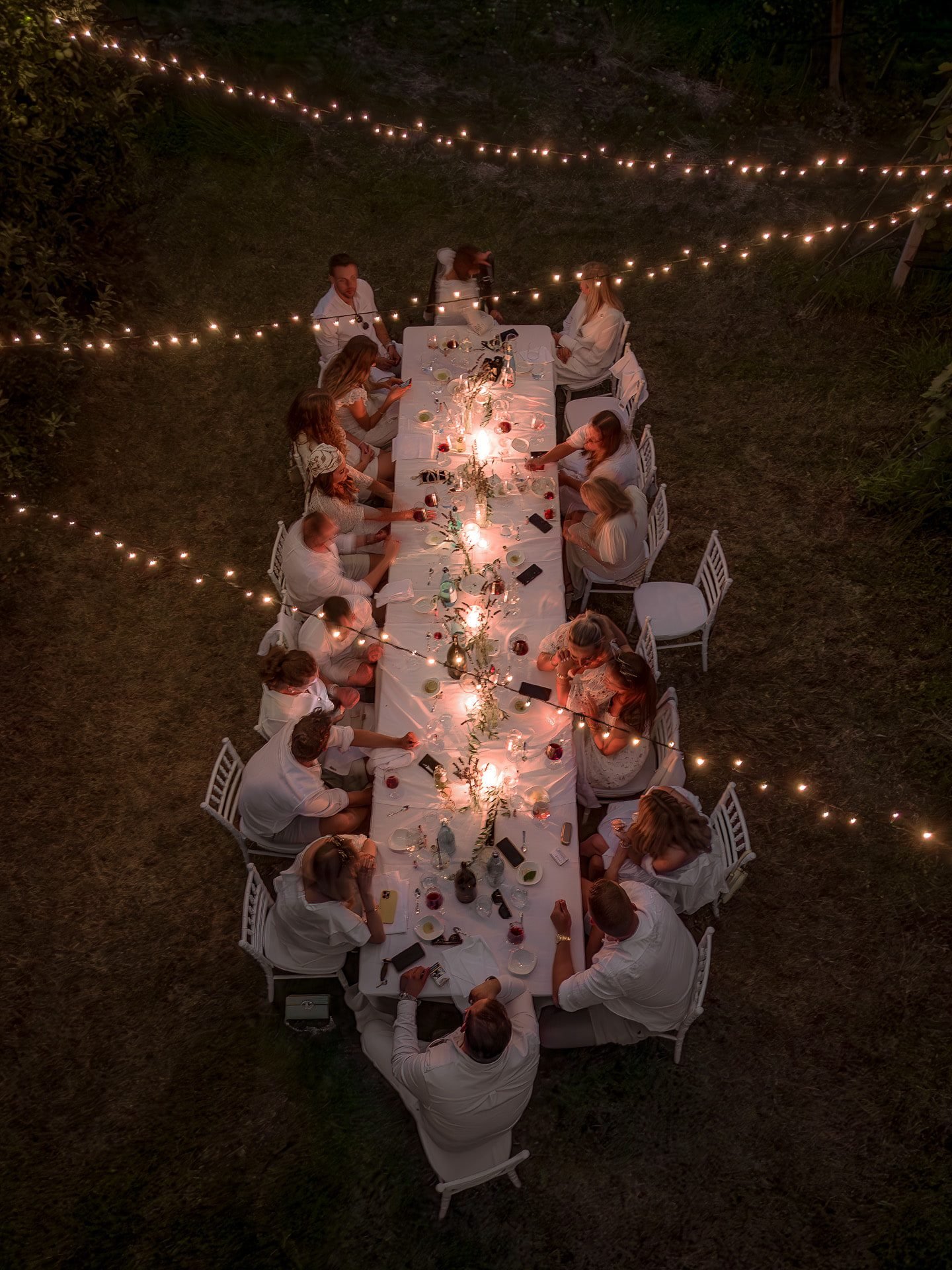 Lange Hochzeitstafel mit Wunderkerzen, aus der Luft bei Nacht