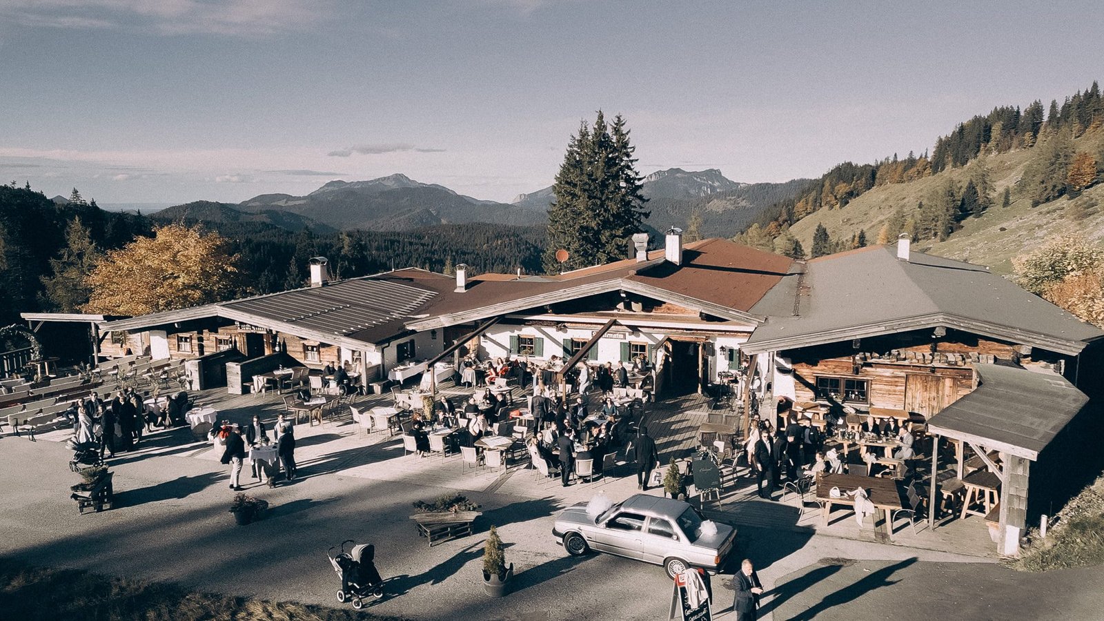 Die Location in der Dämmerung, Oldtimer davor, aus der Luft
