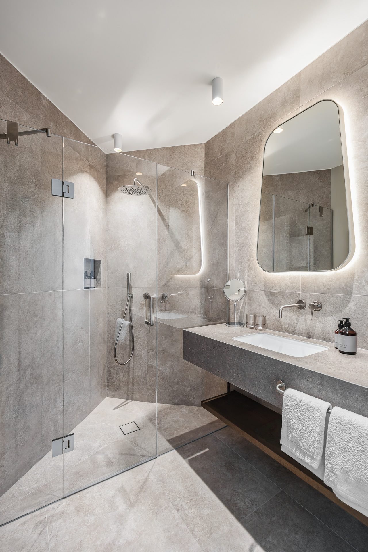 Bad mit beleuchtetem Spiegel und begehbarer Dusche