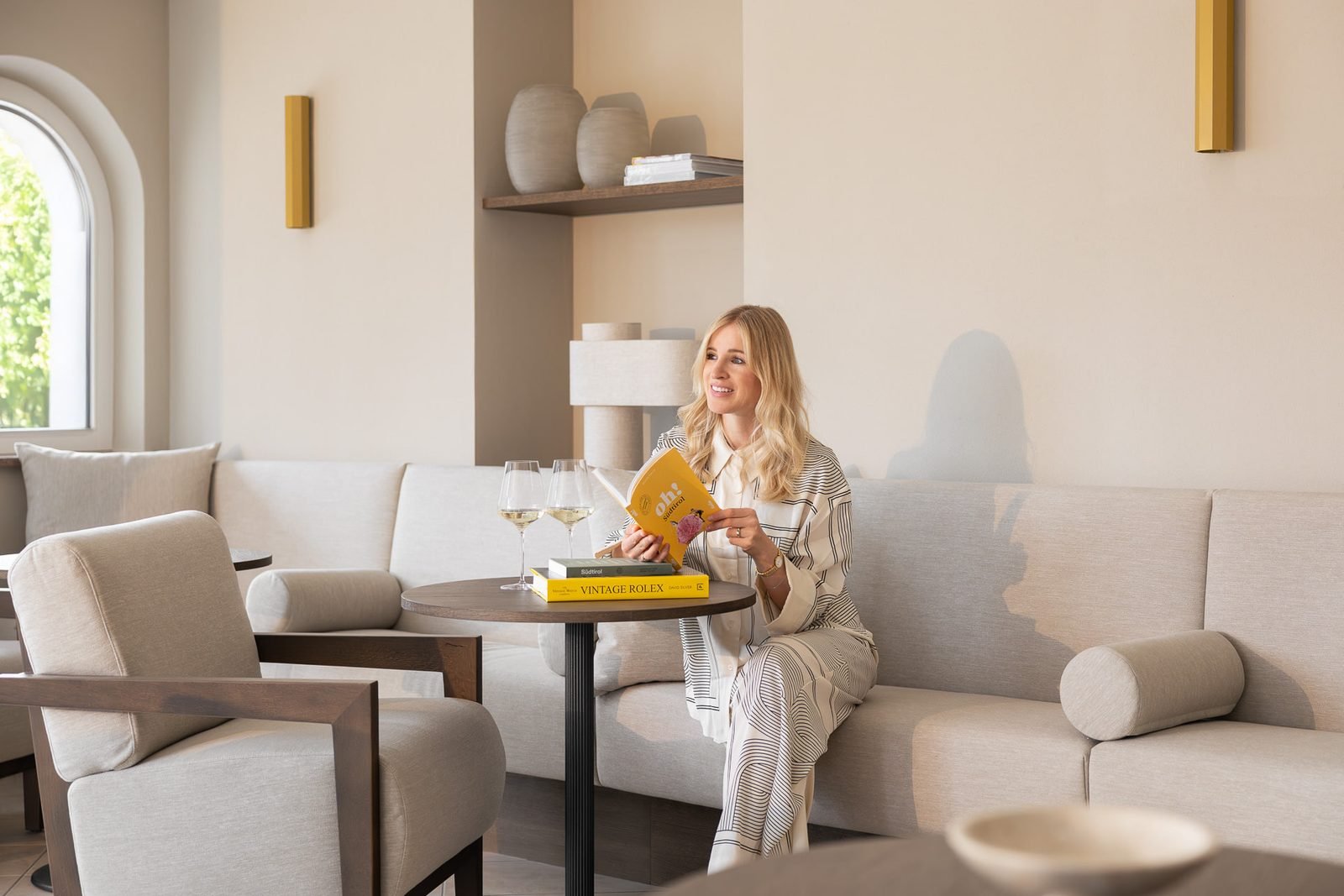 Gast liest in der Lounge