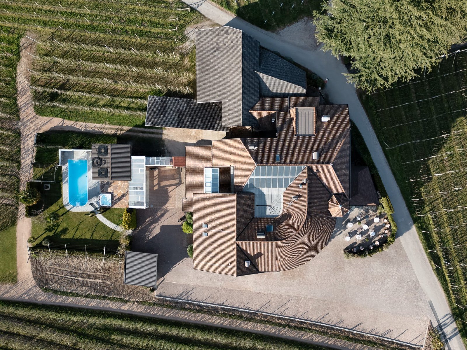 Die Anlage mit Pool, senkrecht von oben