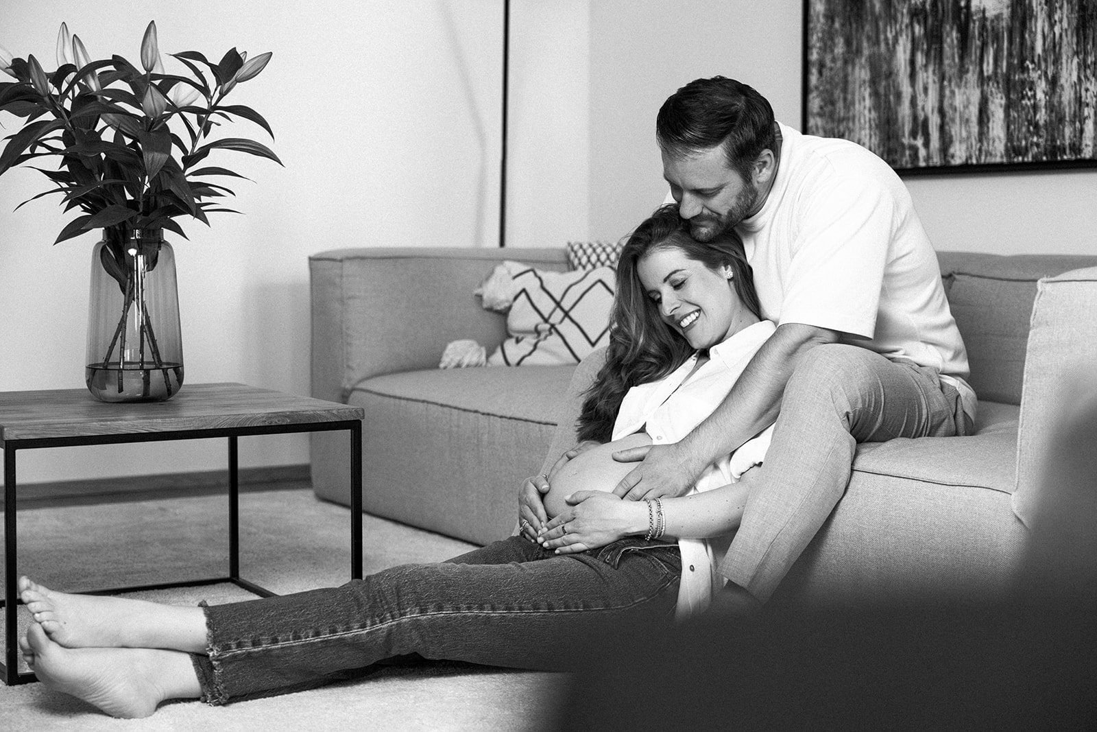 Paar entspannt zu Hause auf dem Sofa, Schwarzweiß