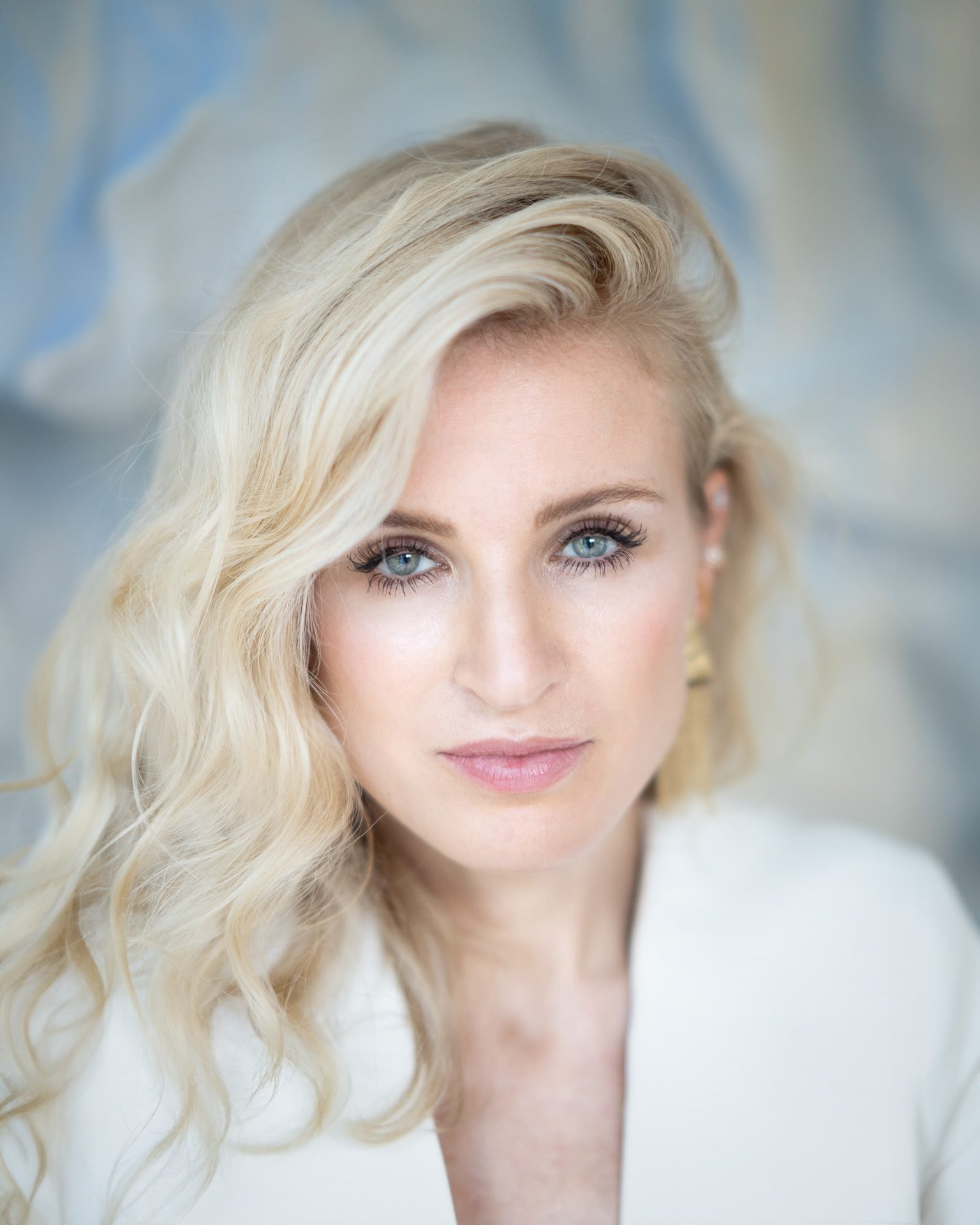 Beautyportrait vor blauem Hintergrund
