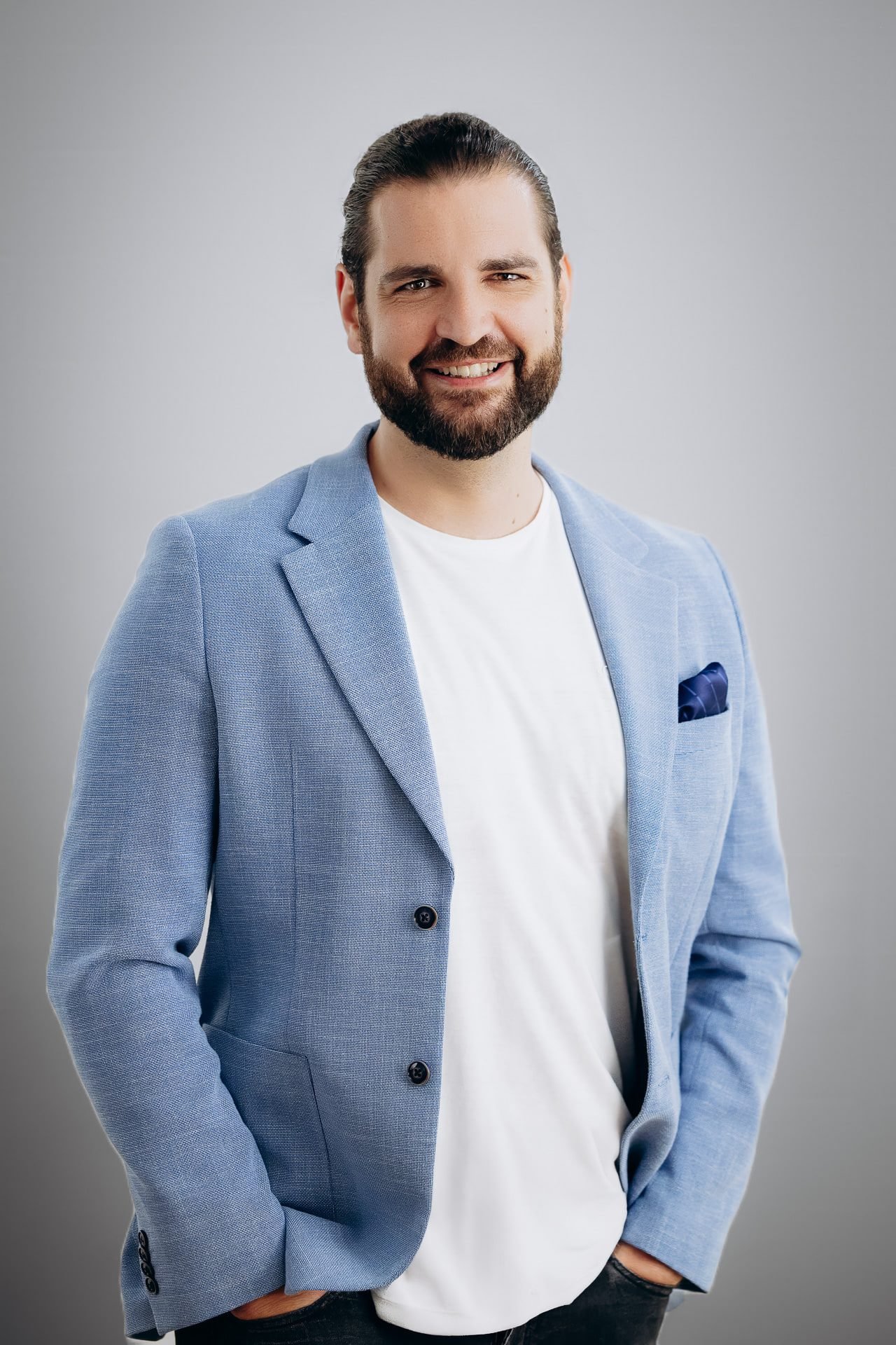 Businessportrait vor hellem Hintergrund