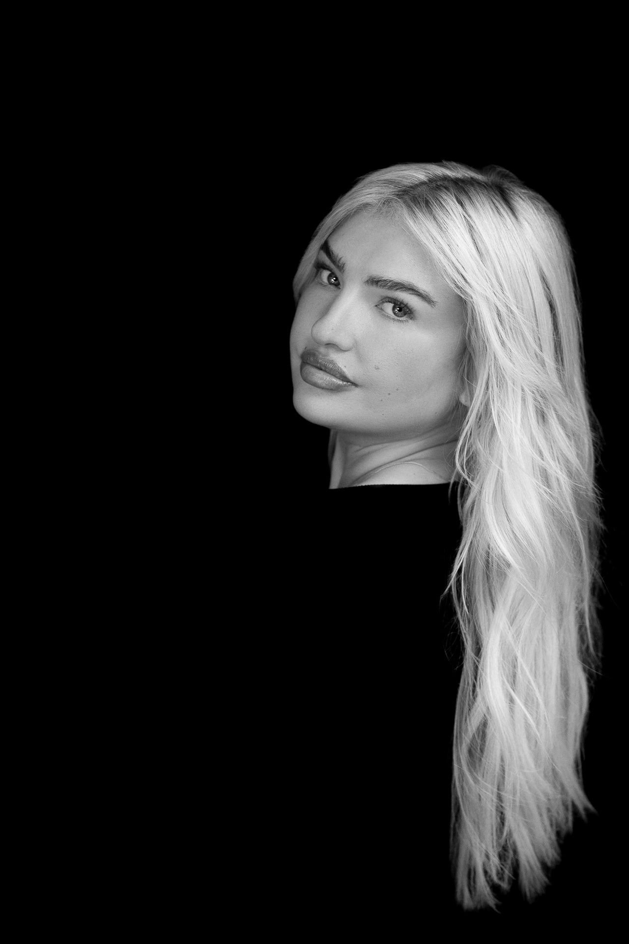 Portrait vor schwarzem Hintergrund, Schwarzweiß