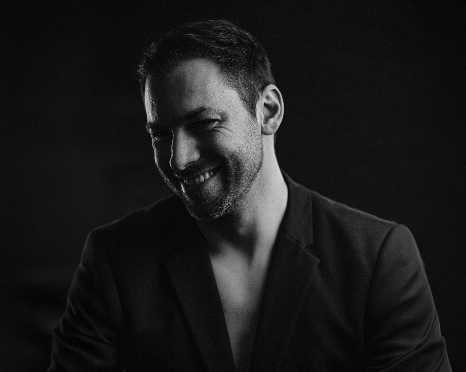 Schwarzweiß-Portrait mit dramatischer Beleuchtung