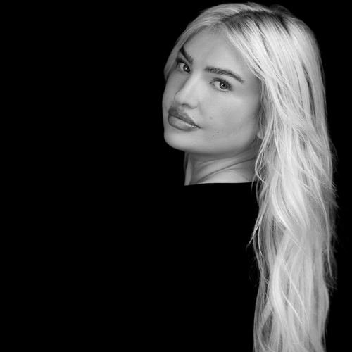 Portrait von Sarina vor schwarzem Hintergrund, Schwarzweiß